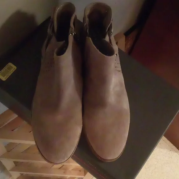 Women's Vince Camuto Pamma Foxy Suede Block Heel Booties. Size 8M. Color Tan. - Picture 5 of 7